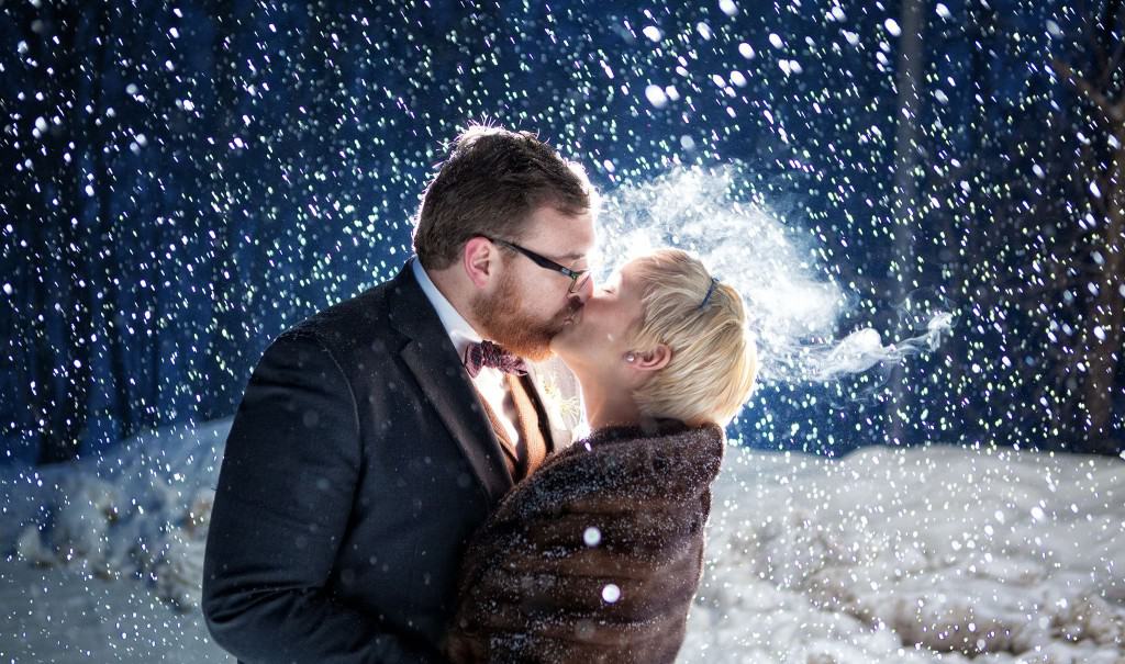 wedding kiss, snow